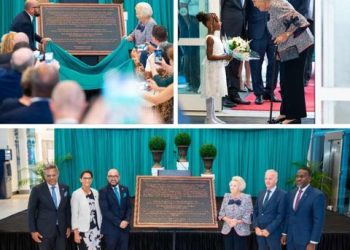 La Princesa Beatrix inaugura la nueva terminal del   Aeropuerto Internacional Princesa Juliana