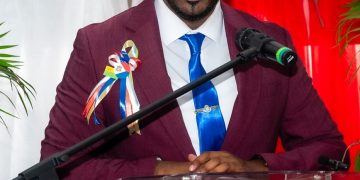 El Ministro de Justicia Lyndon Lewis obtiene más vehículos para la flota del KPSM