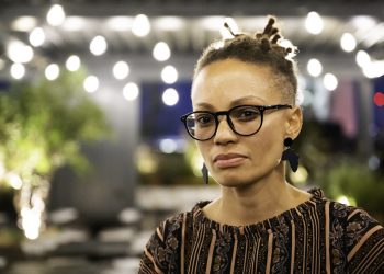 La protagonista de una historia de huesos, Annina Van Neel, visita St. Eustatius