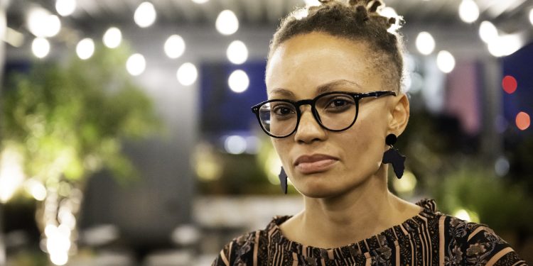 La protagonista de una historia de huesos, Annina Van Neel, visita St. Eustatius