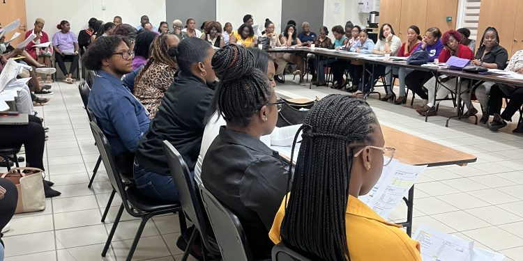 La Ministra Marinka Gumbs insta a la participación mientras continúan los talleres gratuitos del Mes de la Educación Financiera