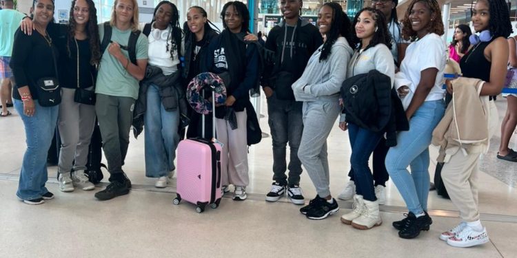 Grupo de estudiantes de intercambio de MPC en camino a Holanda/Alemania