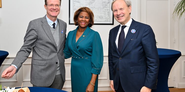 El Embajador de Francia en La Haya celebra el Día de St. Maarten