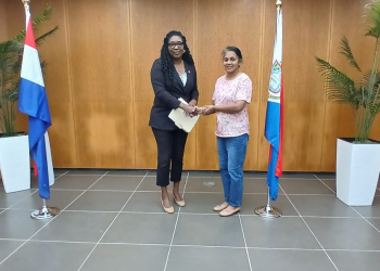 La Ministra de VSA juramentó a la asistente de farmacia de Cay Hill Pharmacy