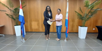 La Ministra de VSA juramentó a la asistente de farmacia de Cay Hill Pharmacy