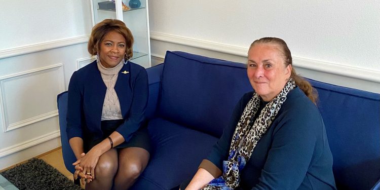 La Ministra Arrindell se reúne con la miembro saliente del Consejo de Estado por el Reino Van der Sluijs-Plantz