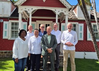 El Secretario de Estado Szabo visita el Palacio de Justicia de St. Eustatius antes del Día de Statia