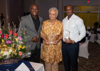 Kadaster rinde homenaje a Marie de Weever y Austin Philips por décadas de servicio dedicado