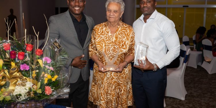 Kadaster rinde homenaje a Marie de Weever y Austin Philips por décadas de servicio dedicado