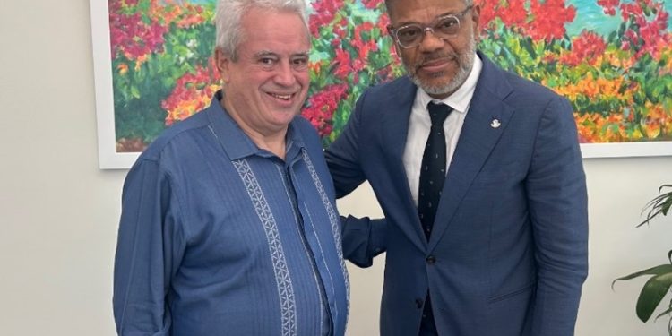 El Cónsul General de Colombia se reúne con el Primer Ministro para tratar temas de cooperación económica, seguridad y educación