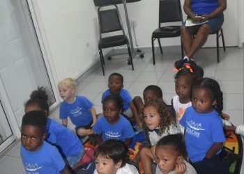“Los estudiantes de guardería disfrutan de una aventura de cuentos sobre seguridad en la biblioteca de Sint Maarten”