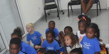 “Los estudiantes de guardería disfrutan de una aventura de cuentos sobre seguridad en la biblioteca de Sint Maarten”