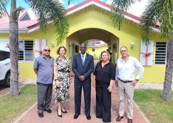 El Ministro Richinel Brug visita White and Yellow Cross Care Foundation
