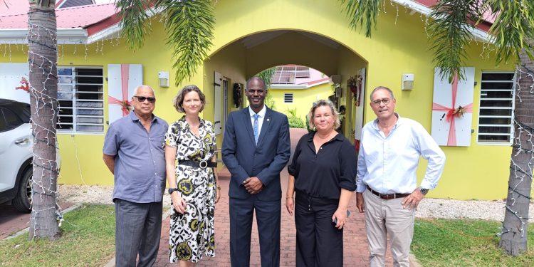 El Ministro Richinel Brug visita White and Yellow Cross Care Foundation