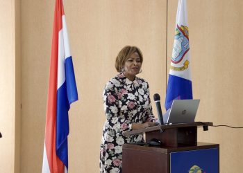La Ministra Arrindell habla sobre “Trabajar en el Caribe” para fomentar las conexiones con los habitantes de Sint Maarten y las partes interesadas para fortalecer el desarrollo económico y social
