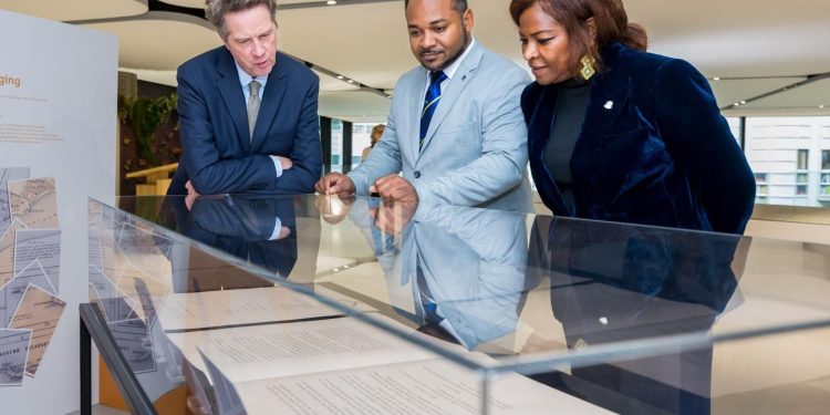 Ministros Plenipotenciarios en la inauguración de la exposición de 70 años del Estatuto