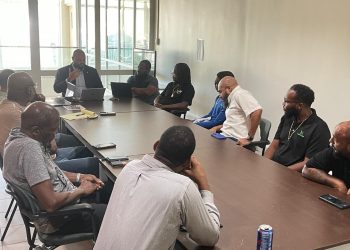 El Ministro de VROMI mantiene un debate con las empresas de recogida de residuos para abordar los desafíos actuales