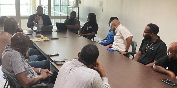 El Ministro de VROMI mantiene un debate con las empresas de recogida de residuos para abordar los desafíos actuales