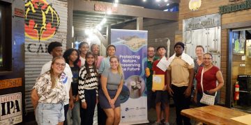 Siete adolescentes locales se certifican como buceadores gracias al programa de guardabosques jóvenes de Nature Foundation