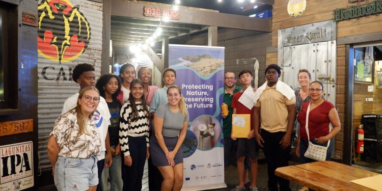 Siete adolescentes locales se certifican como buceadores gracias al programa de guardabosques jóvenes de Nature Foundation