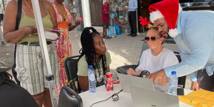 El stand de VROMI aborda el atraso y gana el agradecimiento del público