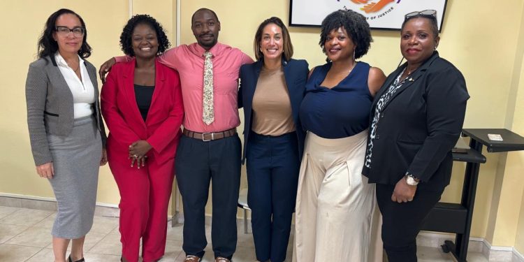 La directora de los Servicios de Apoyo a las Víctimas (VSS) se reúne con la recién nombrada Ministra de Justicia