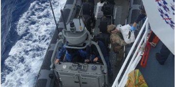 El HNLMS Holland intercepta nuevamente un gran cargamento de droga en el mar Caribe