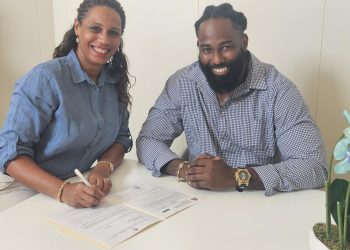 La Ministra Grisha Heyliger-Marten firma un acuerdo para el plan maestro de embellecimiento de Philipsburg