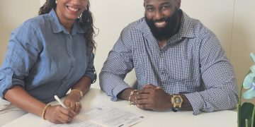 La Ministra Grisha Heyliger-Marten firma un acuerdo para el plan maestro de embellecimiento de Philipsburg