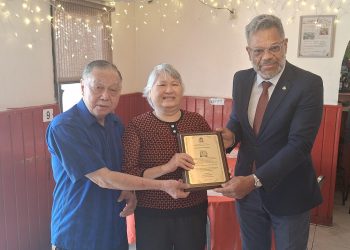 El PM reconoce los 50 años de existencia de Hong Kong Bar & Restaurant en Sint Maarten