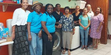 Island Gems Charity dona lavadora y secadora a Leaders for Change