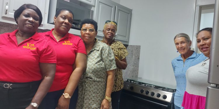 Island Gems dona electrodomésticos a Hearts United