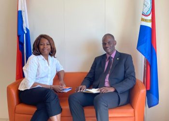 El Ministro VSA, Sr. Brug y la Ministra Plenipotenciaria, Sra. Arrindell discuten temas urgentes para construir un futuro más fuerte y saludable para la nación.