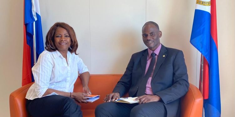 El Ministro VSA, Sr. Brug y la Ministra Plenipotenciaria, Sra. Arrindell discuten temas urgentes para construir un futuro más fuerte y saludable para la nación.