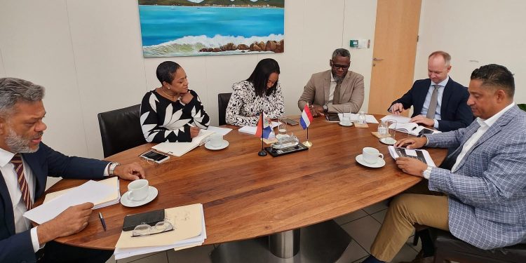 El PM Dr. Luc Mercelina se reúne con las partes interesadas clave para explorar la posibilidad de aliviar las facturas de electricidad de GEBE