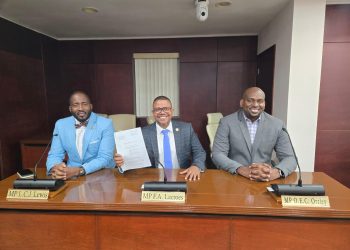 Los MP Ottley, Lacroes y Lewis presentaron una enmienda al presupuesto para fortalecer la capacidad legislativa del Parlamento
