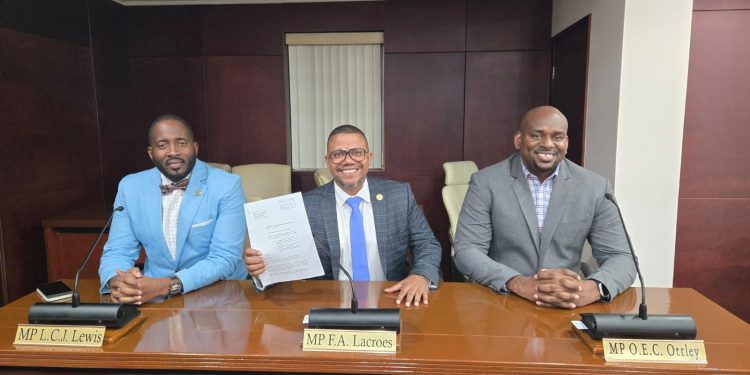 Los MP Ottley, Lacroes y Lewis presentaron una enmienda al presupuesto para fortalecer la capacidad legislativa del Parlamento
