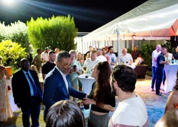 PM Ministro Dr. Luc Mercelina elogia el éxito del tercer espectáculo anual de fuegos artificiales de fin de año y destaca el papel vital de la industria marina