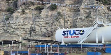La red de seguridad del acantilado evita una posible crisis detrás del depósito de combustible de STUCO
