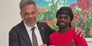 El joven empresario Kenneth Cook se reúne con el Primer Ministro Mercelina