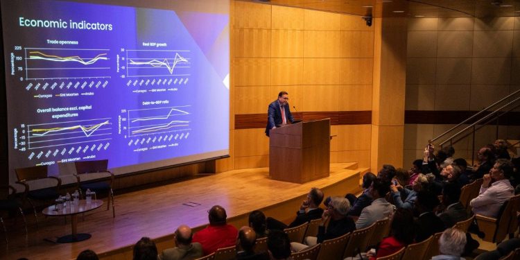 El simposio de investigación del CBCS destaca el papel del gobierno en el crecimiento económico