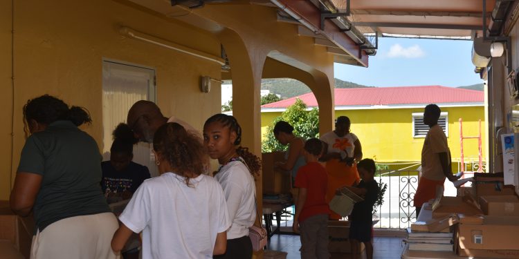 Una tremenda participación de la comunidad en el evento de venta de libros de la Biblioteca de Sint Maarten