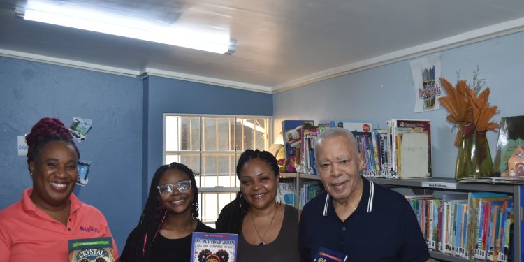 Skylar McBride presenta sus libros publicados recientemente en la Biblioteca de Sint Maarten