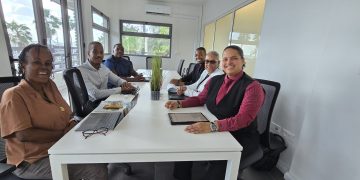 La Ministra ECYS Melissa D. Gumbs, y la Tercera Vicepresidenta de la Colectividad, Dominique Louisy, se reúnen para hablar sobre cooperación y colaboración