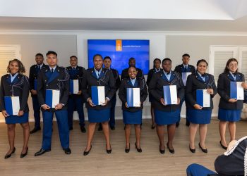 Los alumnos del Real Cuerpo de Policía de los Países Bajos (KMar) reciben sus diplomas