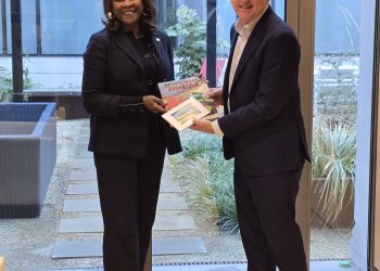 La Ministra Plenipotenciaria Arrindell se reúne con el Embajador de Canadá Adsett para hablar sobre el cambio climático, la educación y la gestión de crisis