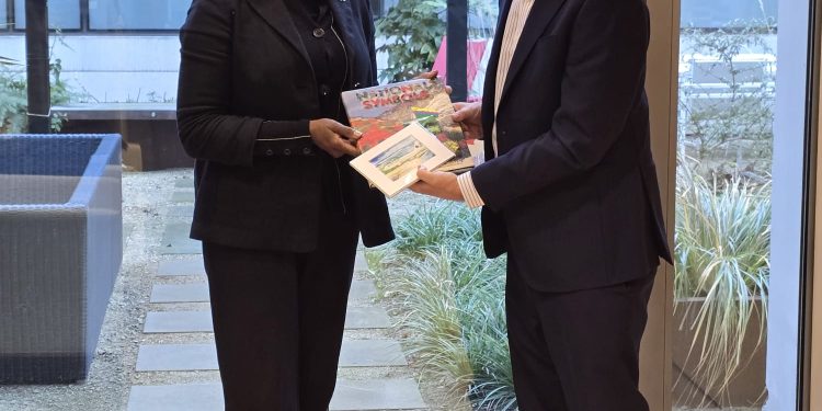 La Ministra Plenipotenciaria Arrindell se reúne con el Embajador de Canadá Adsett para hablar sobre el cambio climático, la educación y la gestión de crisis