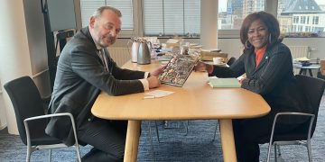 La Ministra Plenipotenciaria Arrindell se reúne con el Defensor del Pueblo Nacional, Van Zutphen