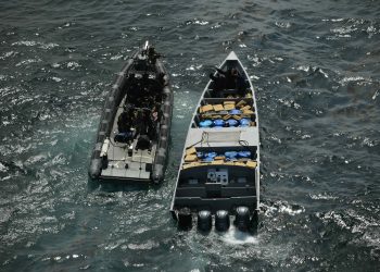 El HNLMS Groningen intercepta casi 3 toneladas de cocaína tras una persecución táctica