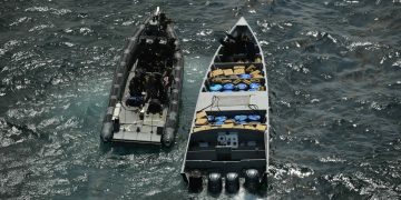 El HNLMS Groningen intercepta casi 3 toneladas de cocaína tras una persecución táctica